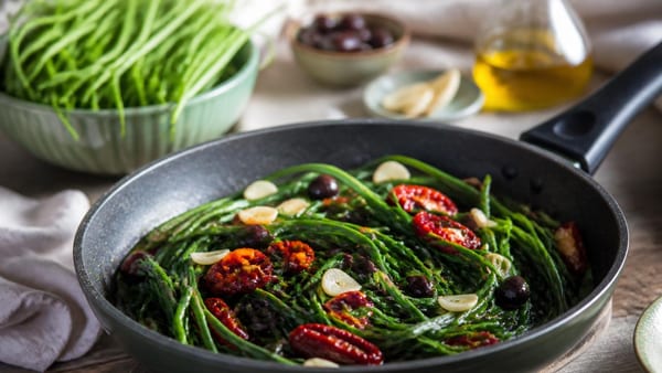Agretti in padella con olive e pomodori secchi: un contorno semplice ma dal gusto deciso