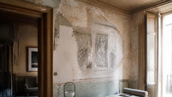 In questo appartamento liberty il tempo riaffiora come un affresco