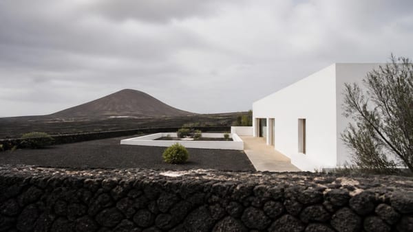 Su una collina vulcanica di Lanzarote un architetto locale è riuscito a reinterpretare la casa a corte…