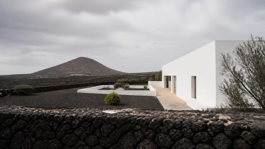 Su una collina vulcanica di Lanzarote un architetto locale è riuscito a reinterpretare la casa a corte…