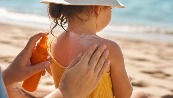 Crema solare spray e per bambini 50+, la classifica Altroconsumo: i prodotti migliori non sono i più…