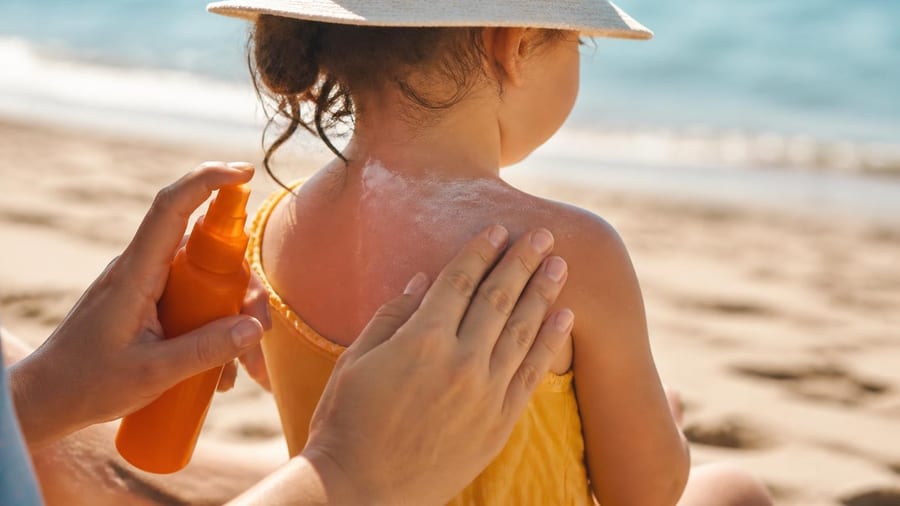Crema solare spray e per bambini 50+, la classifica Altroconsumo: i prodotti migliori non sono i più…