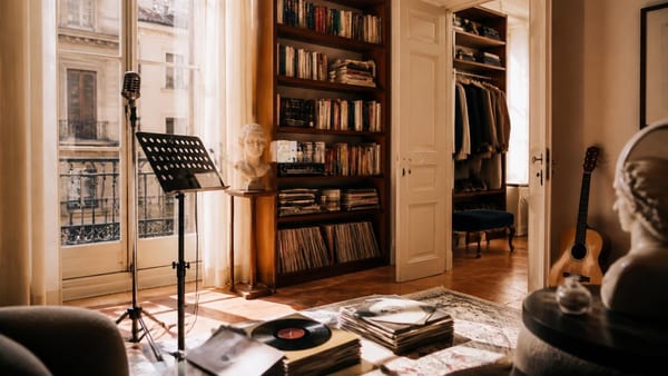 Dove vive Fiorella Mannoia: dettagli della casa romana con librerie, cabina armadio e studio da musicista