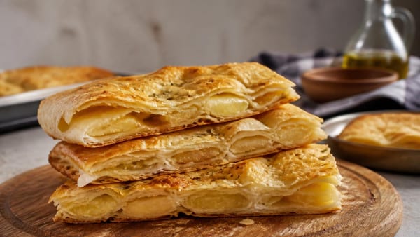 Focaccia sfogliata con patate e formaggio: facile da preparare, golosa da gustare