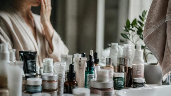 Hai il bagno pieno di creme ma la pelle è ancora spenta? Ecco come usarne meno per un viso perfetto